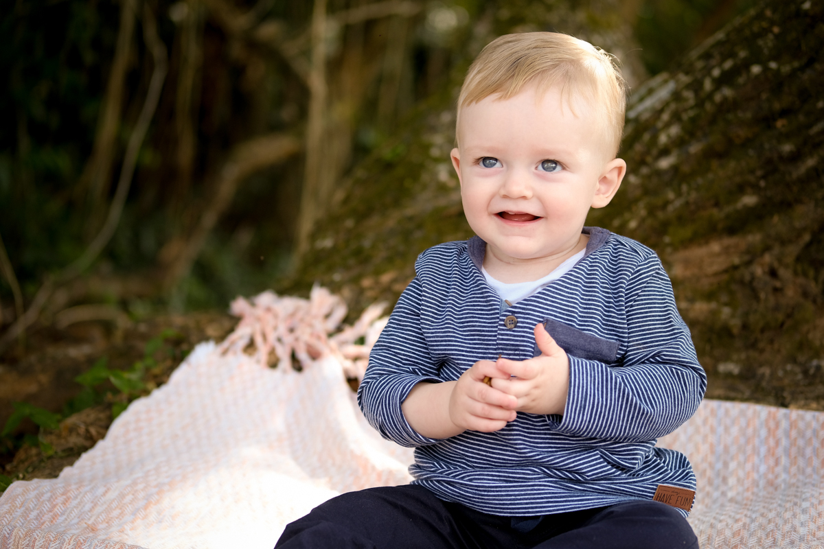 crianca sorrindo sentada na grama