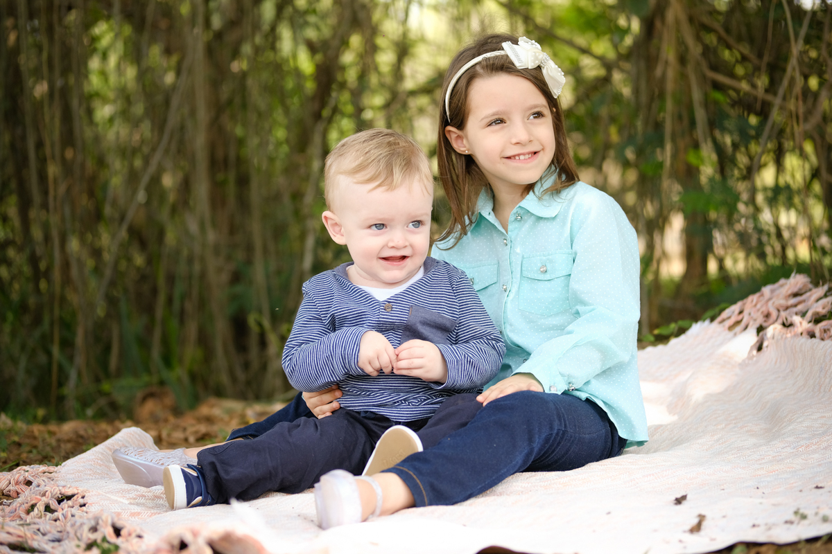 irmãos sentados em jardim