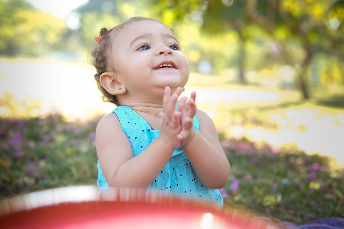 criança na grama em parque durante ensaio fotografico em indaiatuba