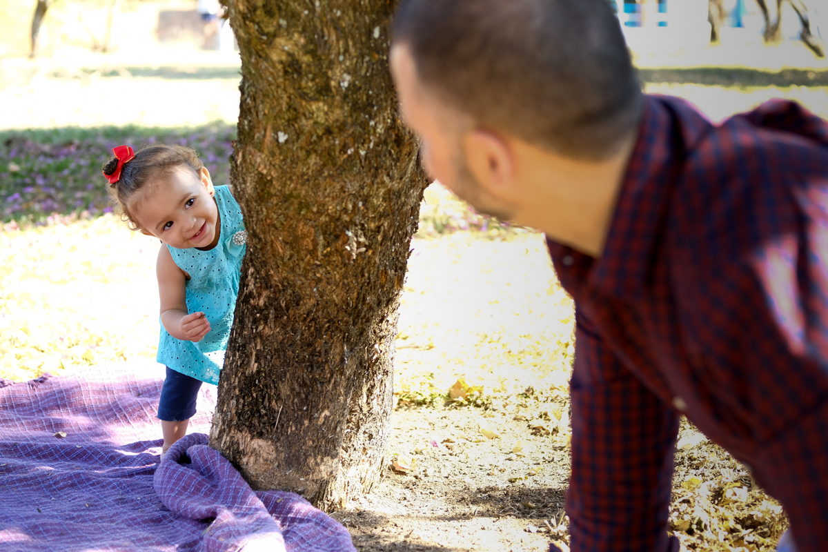 menina se escondendo atras de arvore em indaiatuba