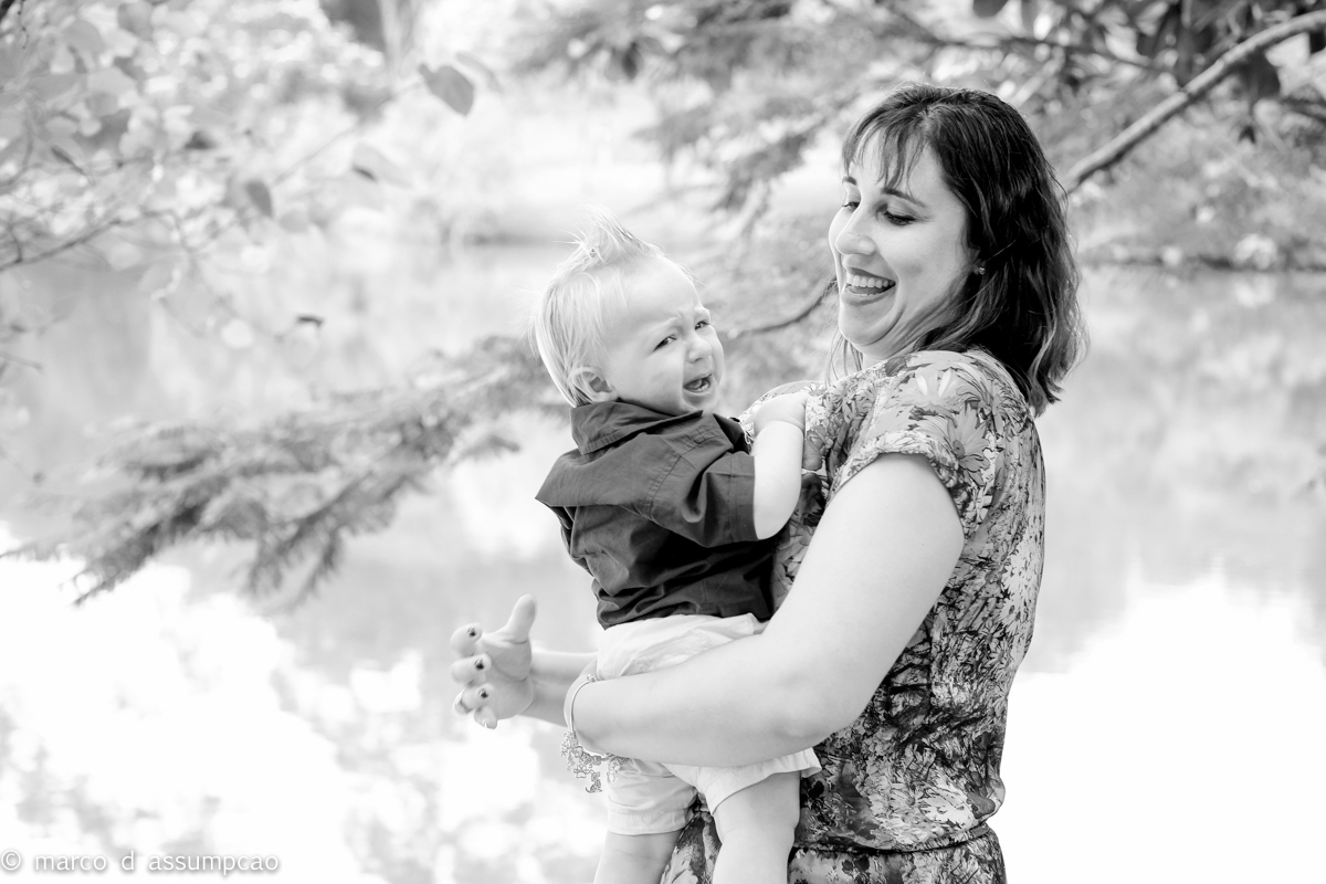 mamae com bebe no colo em foto preto e branco