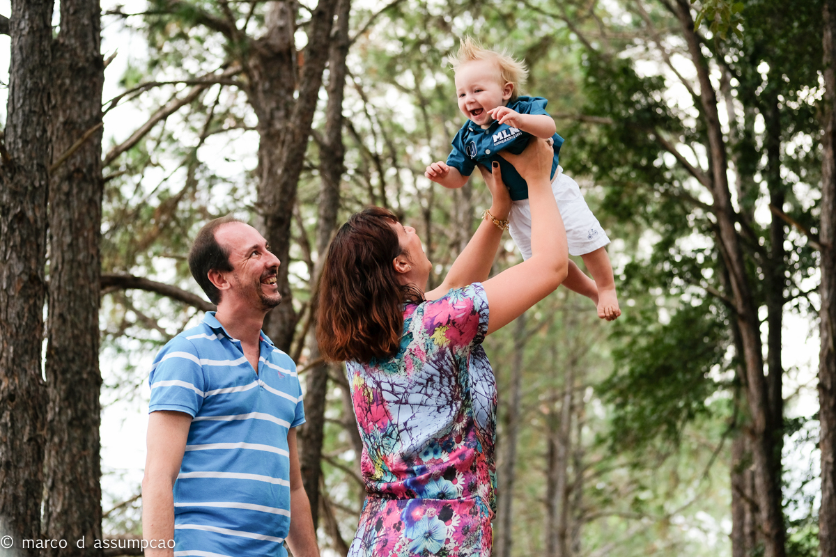 papai e mamae brincando com o bebe