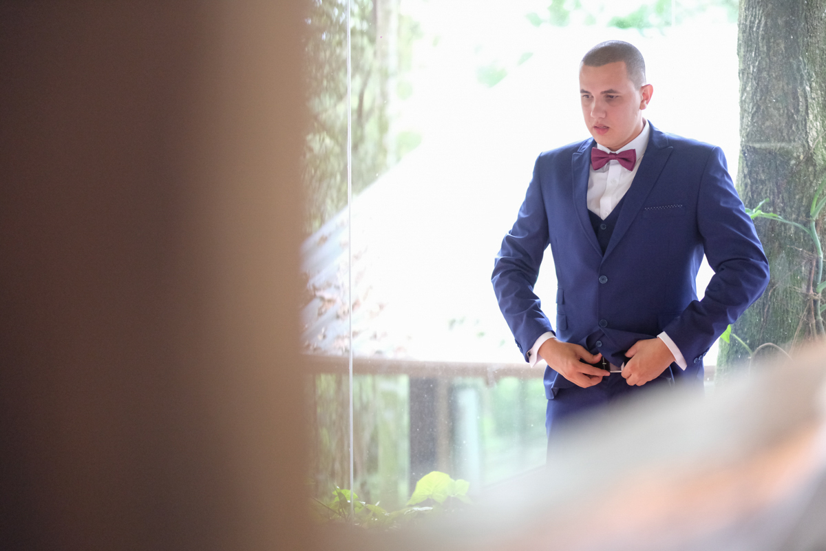 noivo se arrumando antes da cerimonia