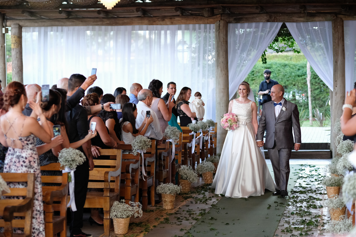 noiva com seu pai entrando na igreja