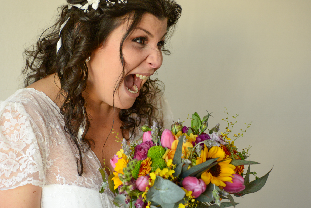 noiva segurando buque