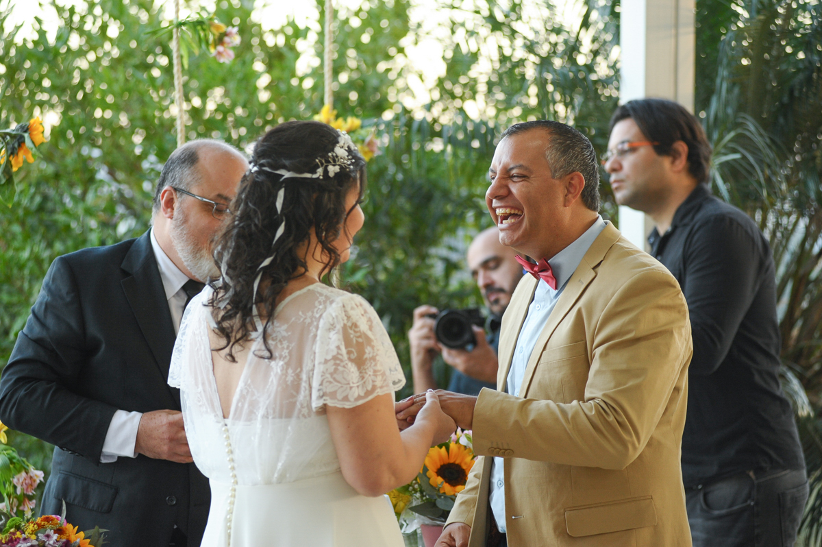 noivo sorrindo para  a noiva 