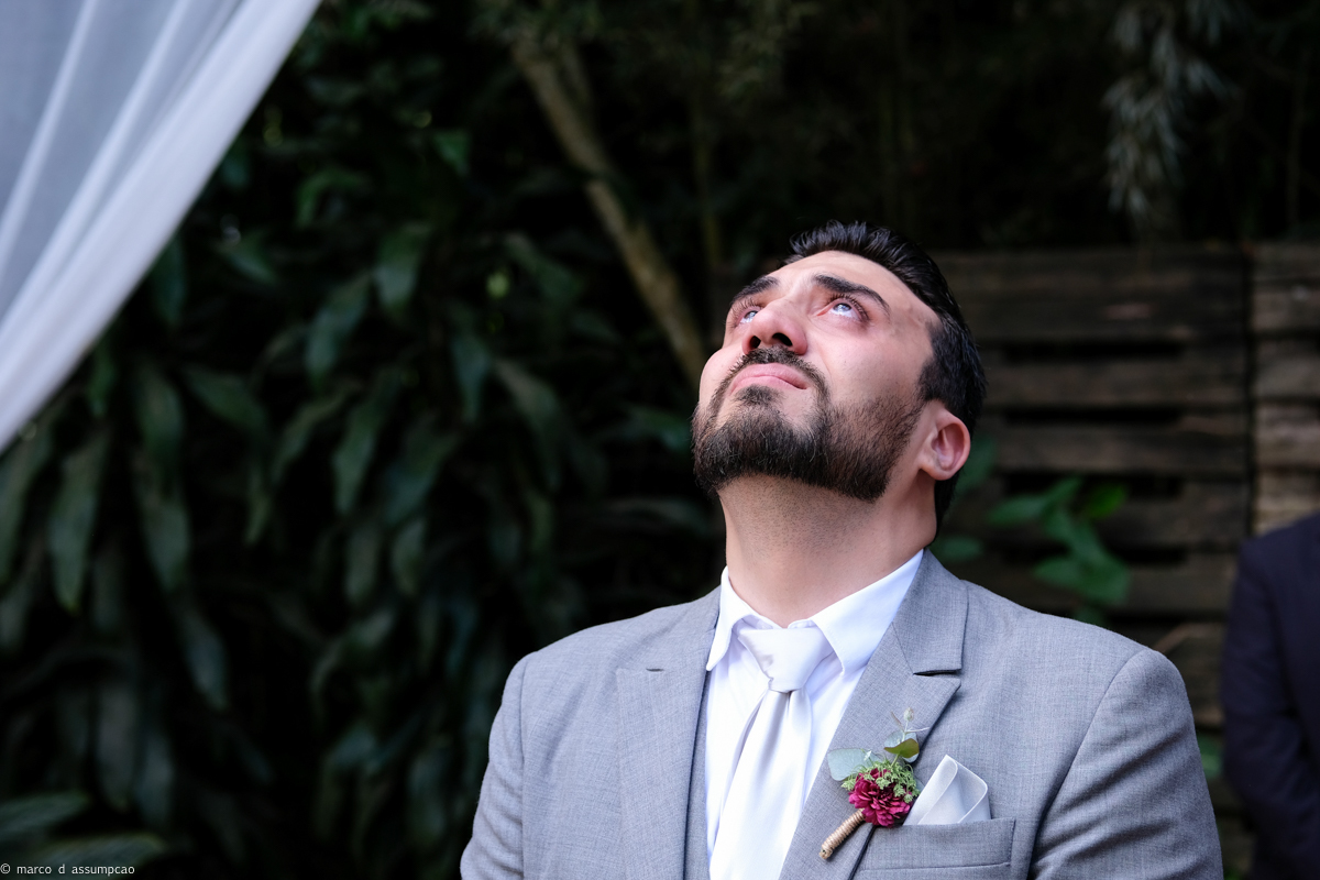 noivo chorando a espera da noiva no altar olhando para cima
