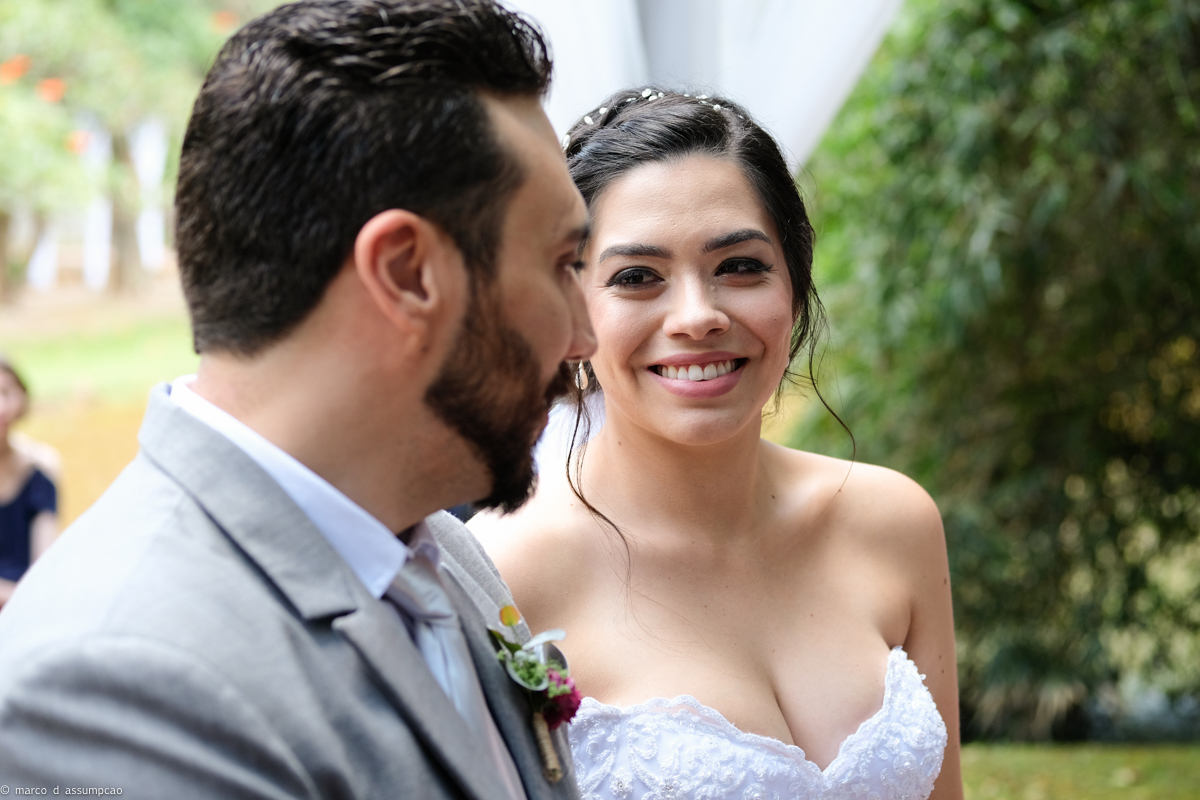 noiva olhando para o noivo no altar