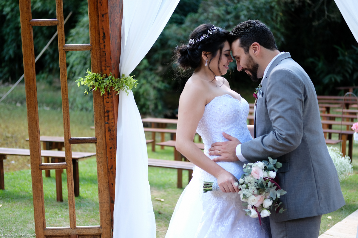 noivos encostados rosto