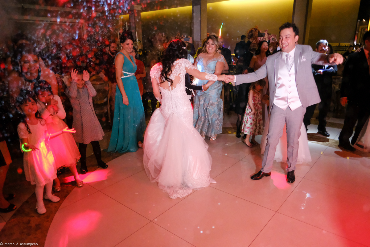 noivos dancando
