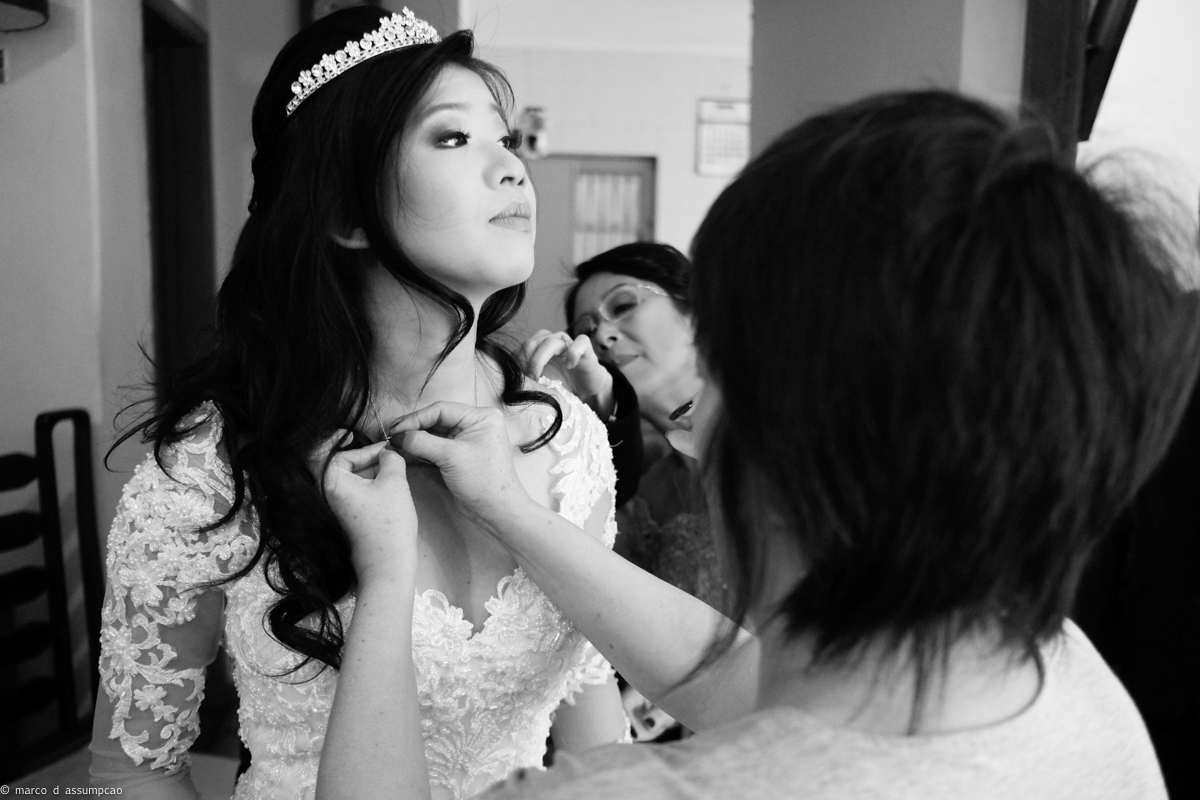 ajustes finais no vestido da noiva feito pela tia e mae