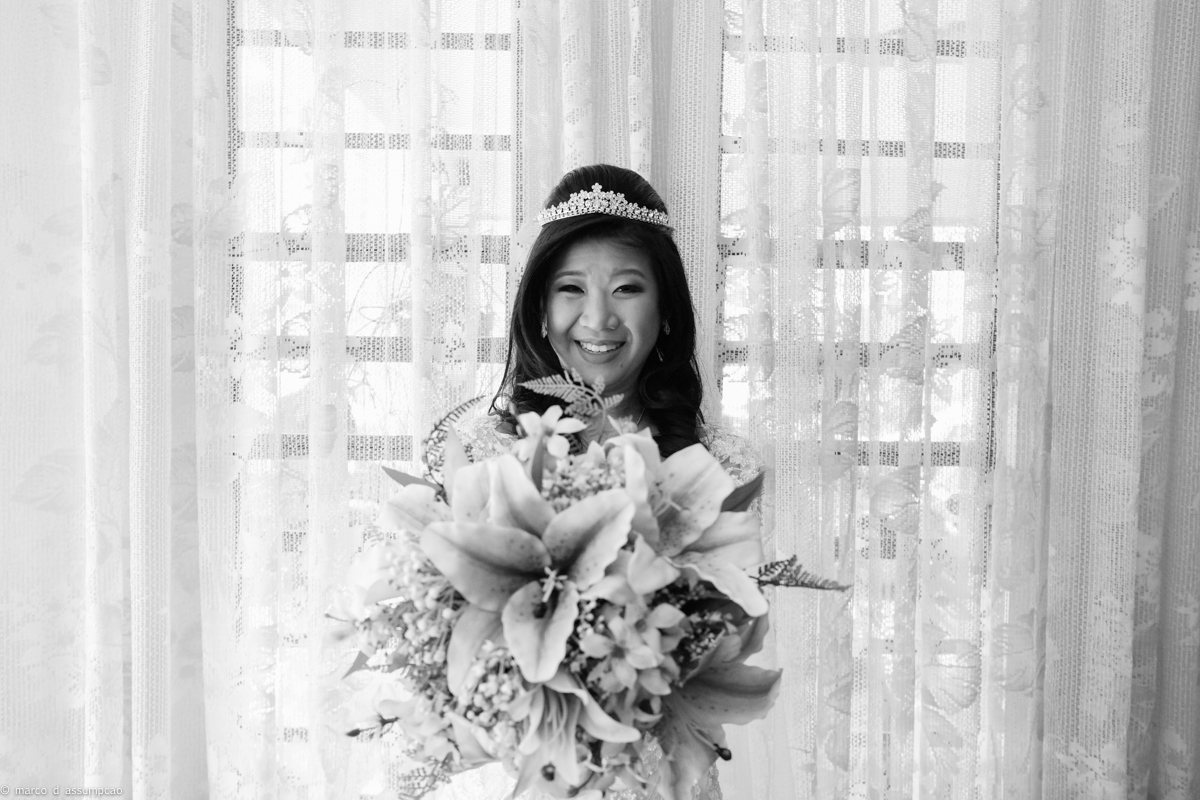 noiva segurando o buque e sorrindo