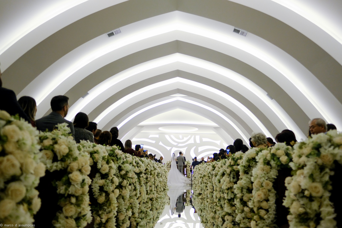noivos de costas no altar da igreja