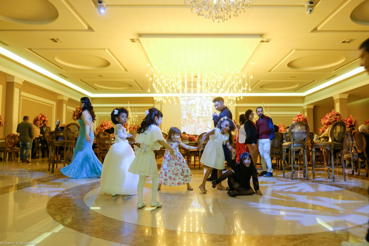 criancas brincando na pista de dança