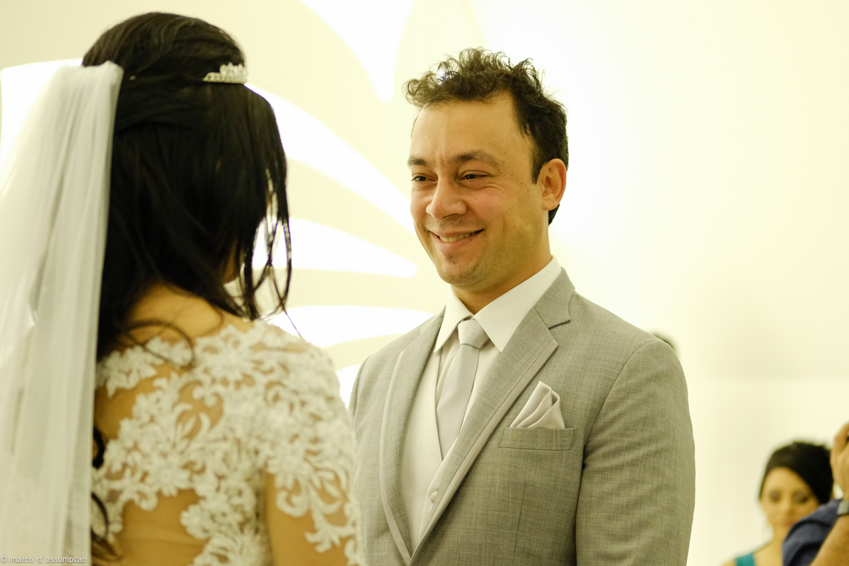 noivo sorrindo para noiva