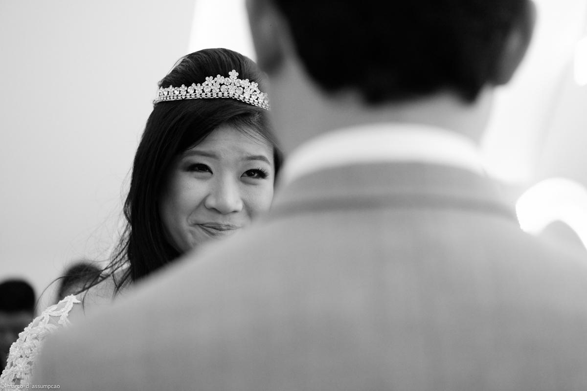 noiva olhando feliz para o noivo em foto preto e branco