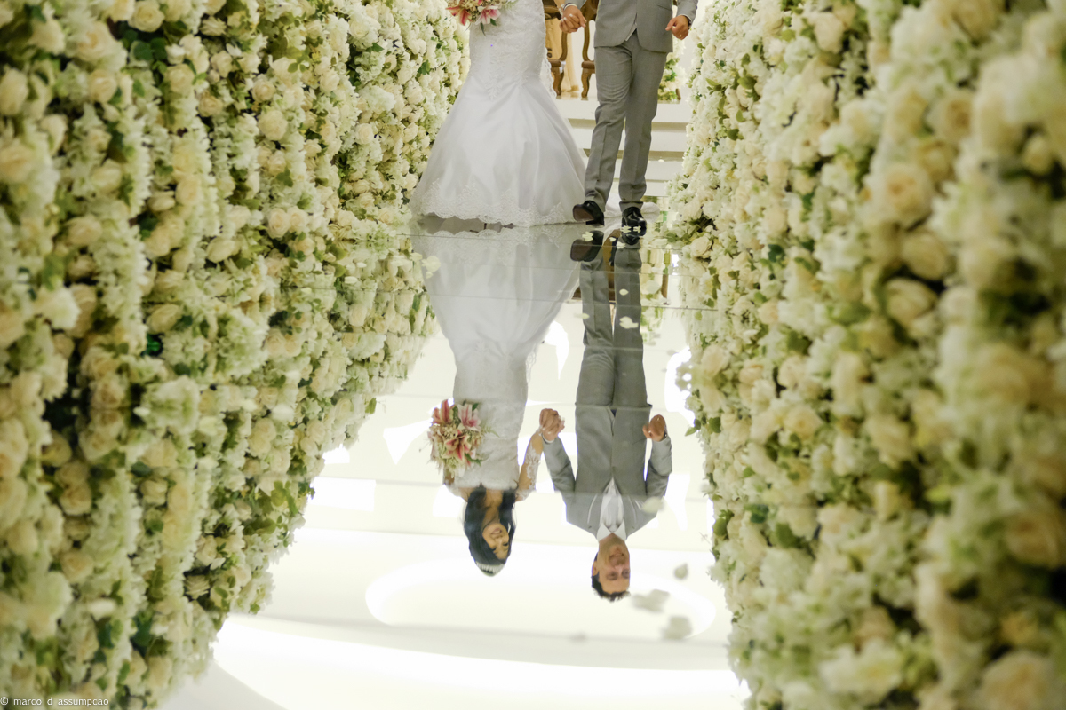 reflexo dos noivos no espelho