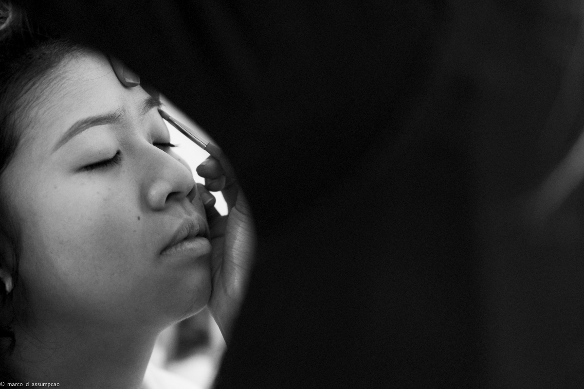 noiva sendo maquiada