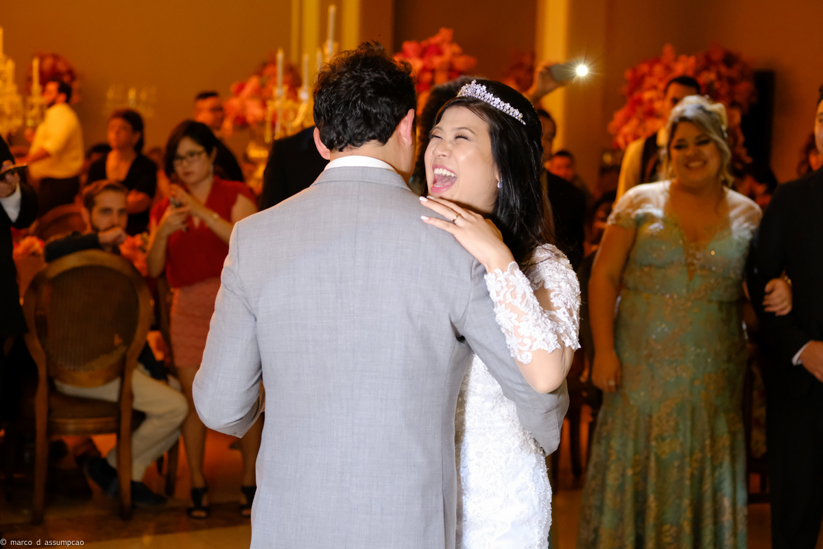 noivos dançando e sorrindo