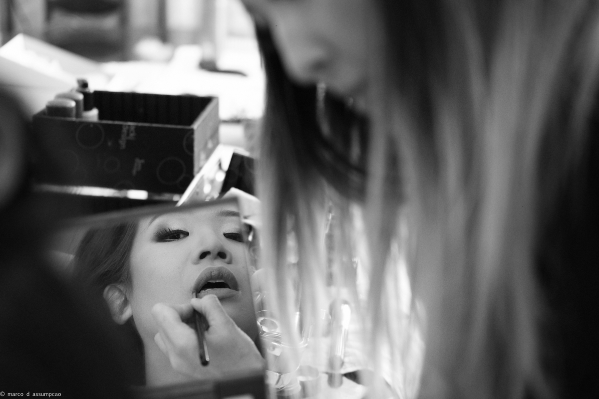 reflexo da noiva sendo maquiada no espelho