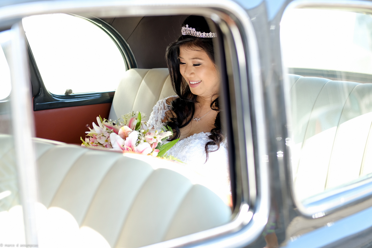 noiva dentro do carro olhando para o buque