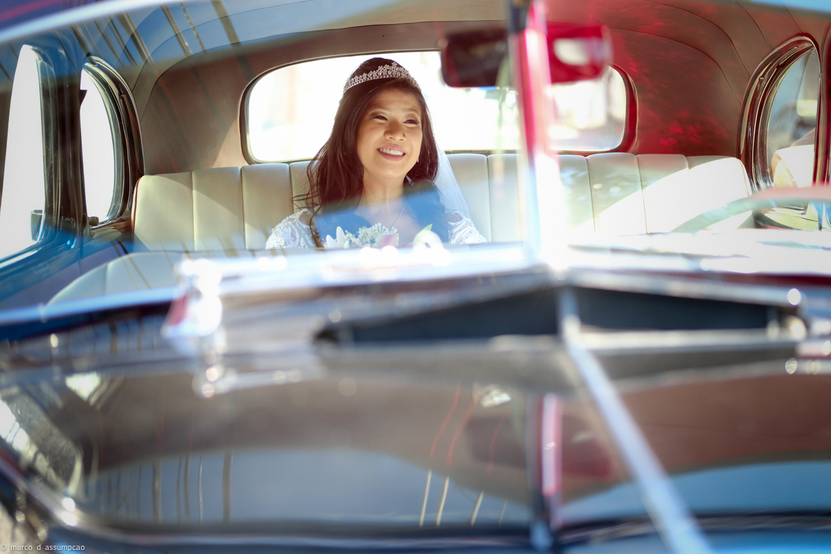 noiva dentro do carro indo para cerimonia