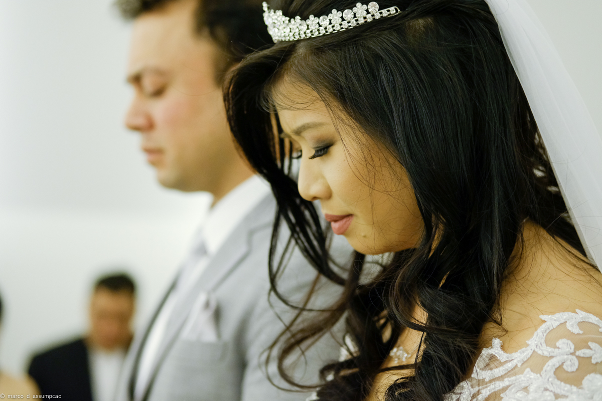 noivos de olhos fechados durante oração