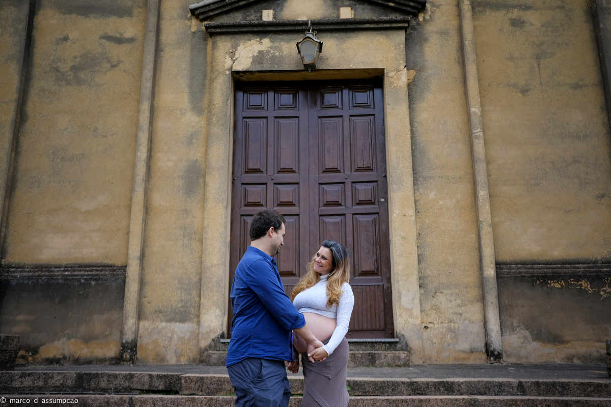 casal em frente a igreja antiga em indaiatuba