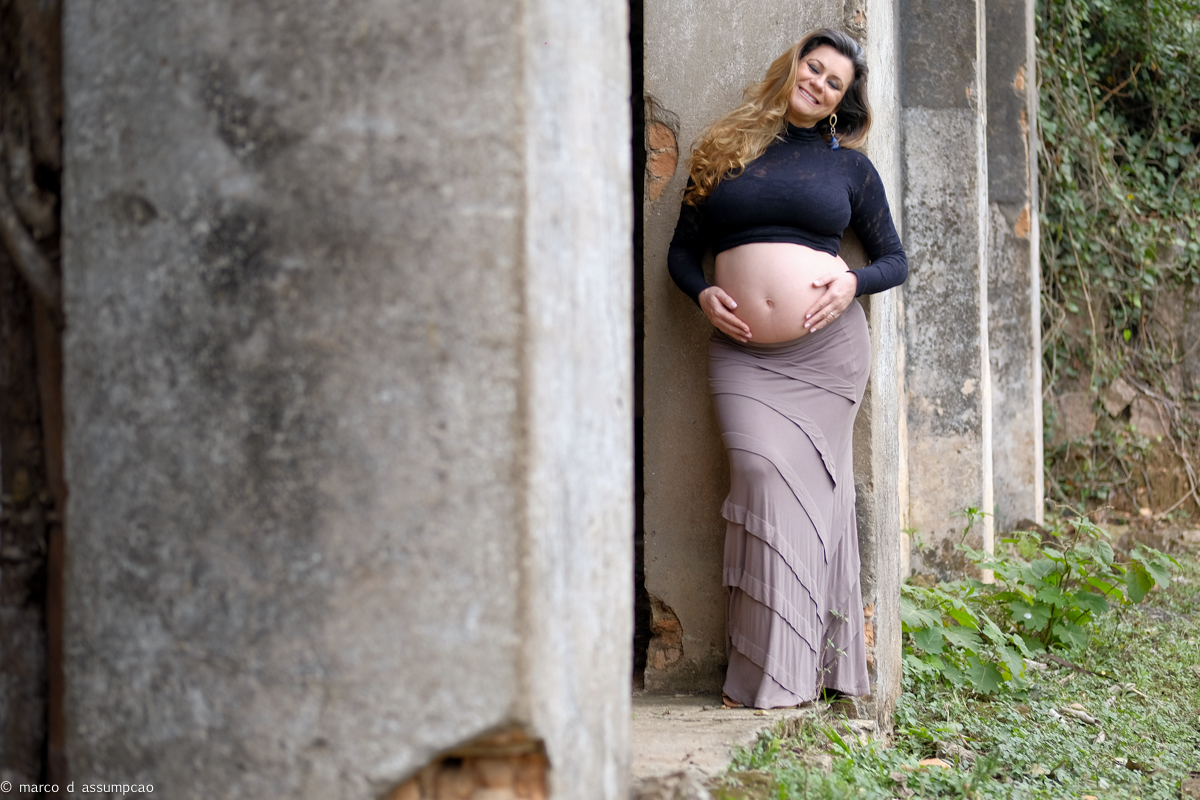gestante encostada na parede de igreja antiga
