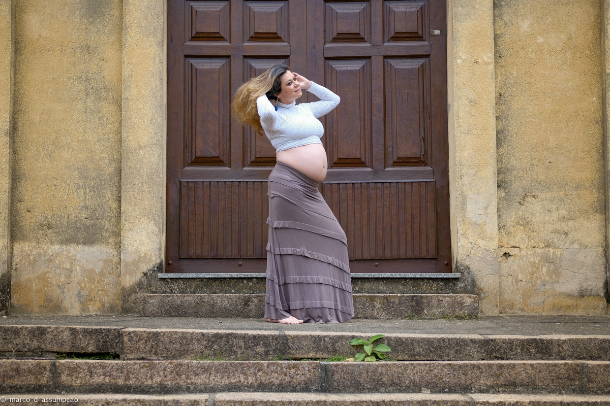 gestante em frente a porta de igreja