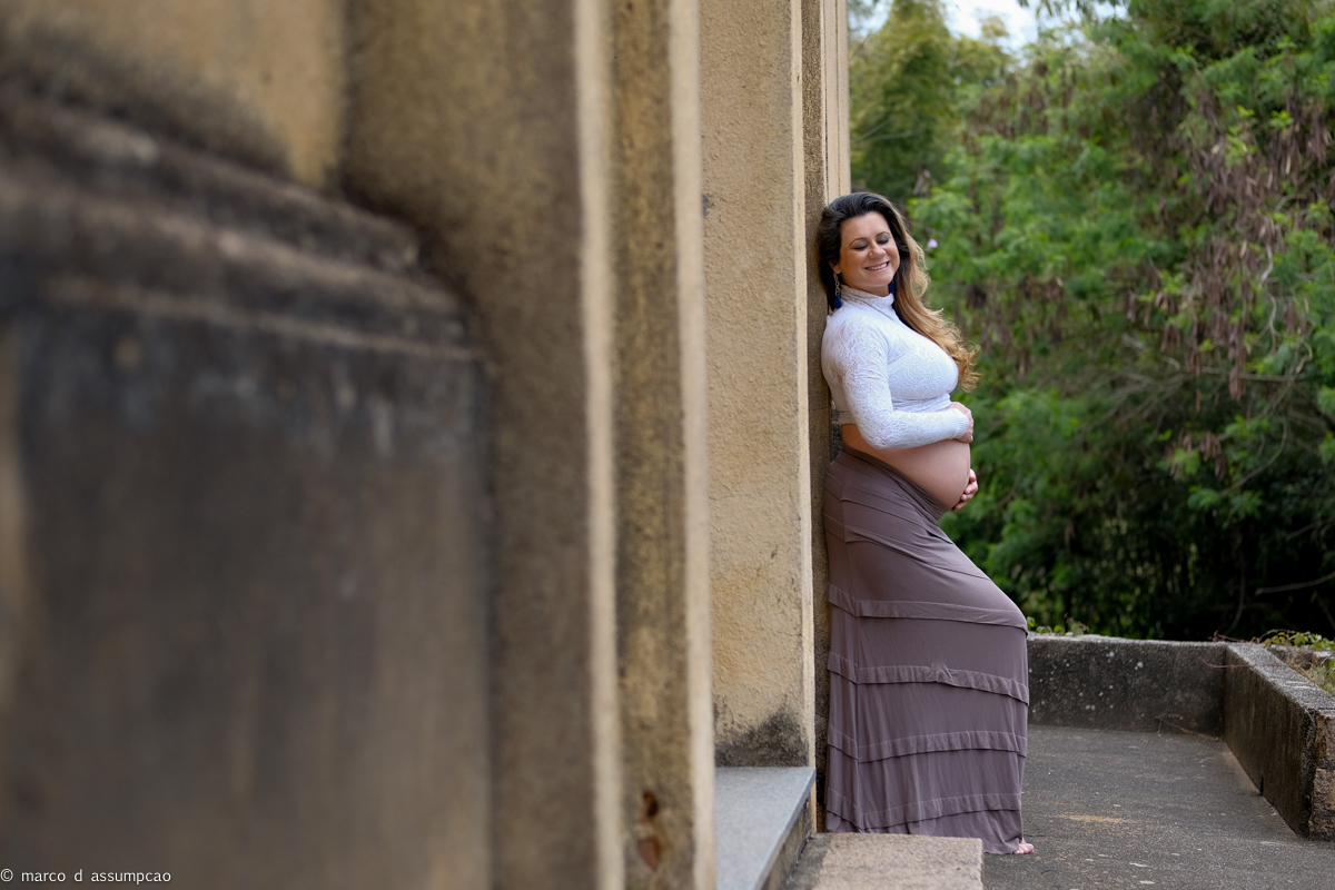 gestante encostada na parede de igreja antiga