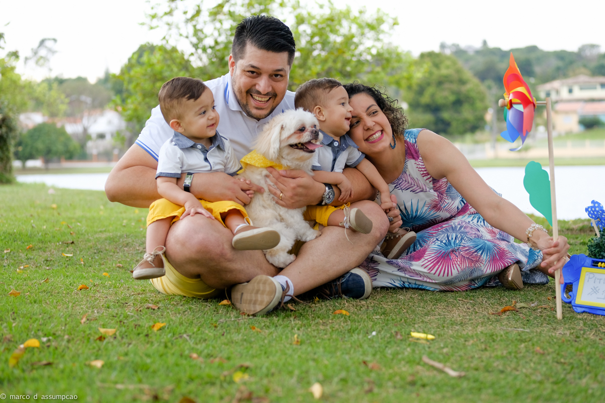 familia sentada na grama se divertindo durante ensaio