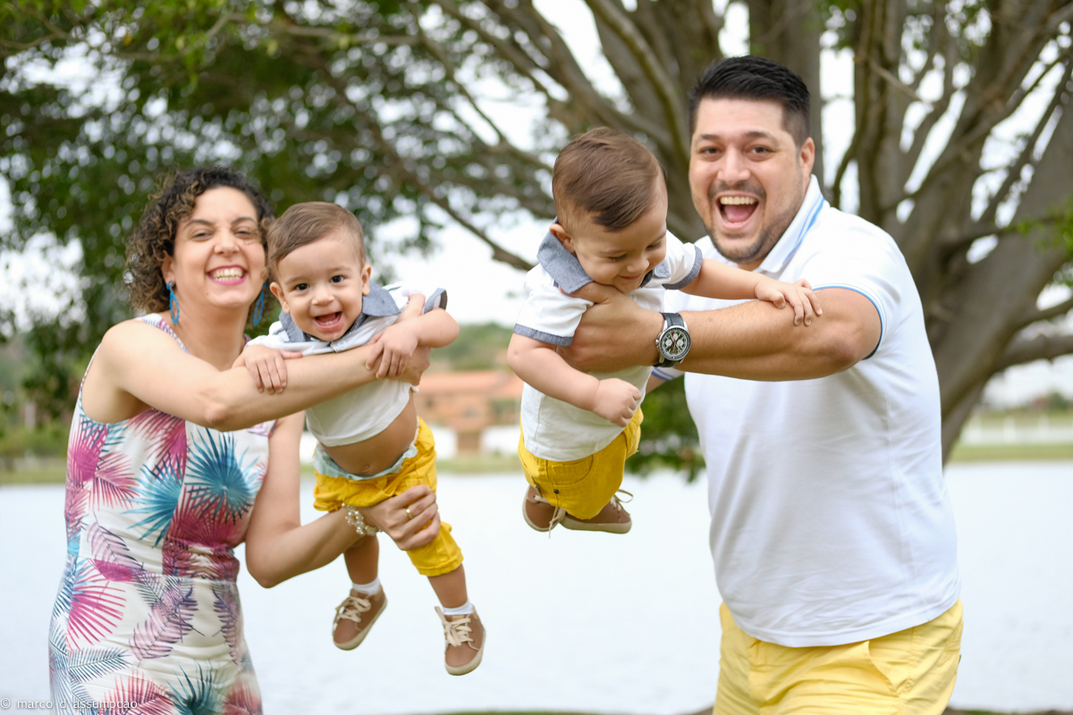 mamae brincando com nene no colo