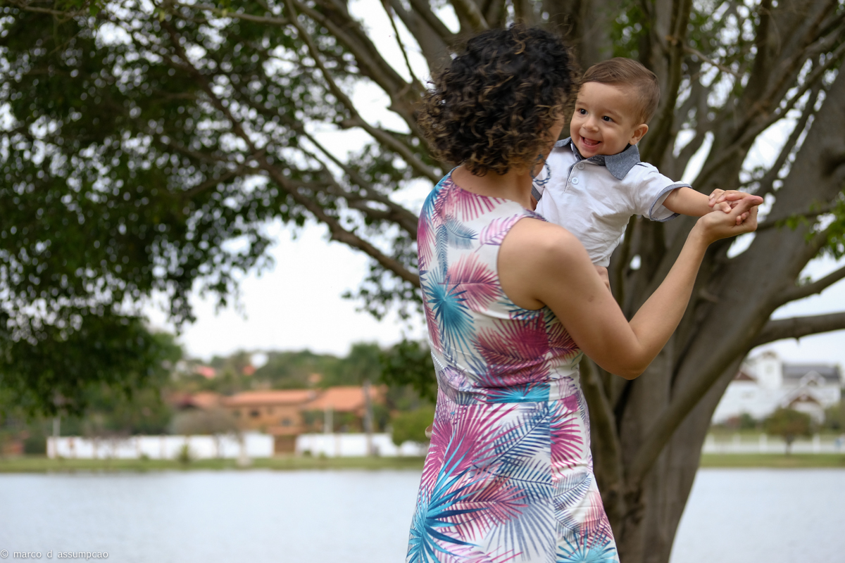 mamae brincando com nene no colo