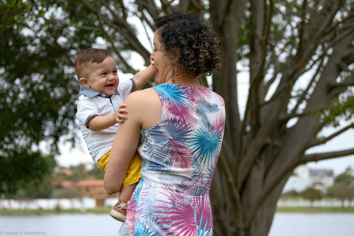 mamae brincando com nene no colo