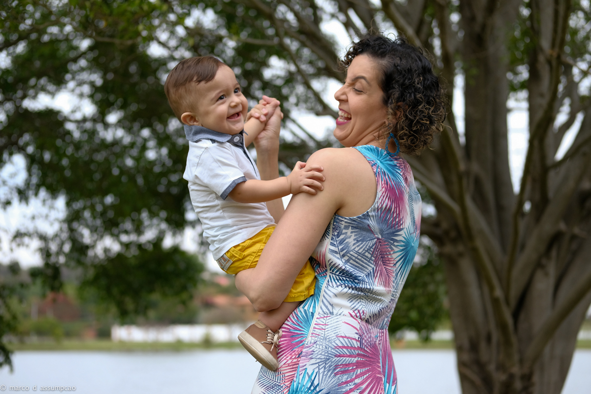 mamae brincando com nene no colo
