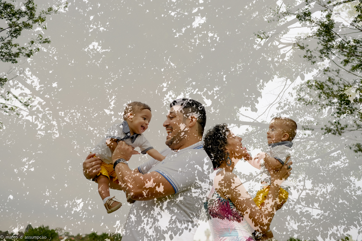 pais abracados com os filhos