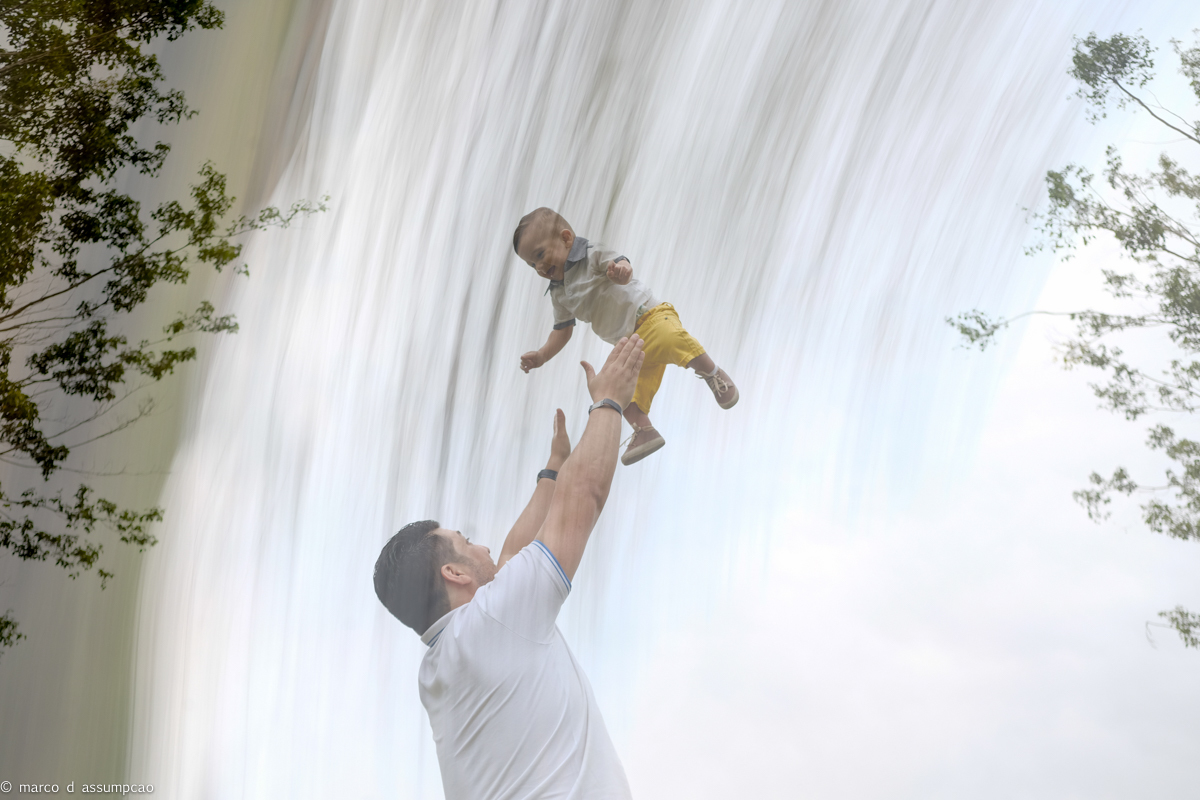 papai jogando o filho para o alto