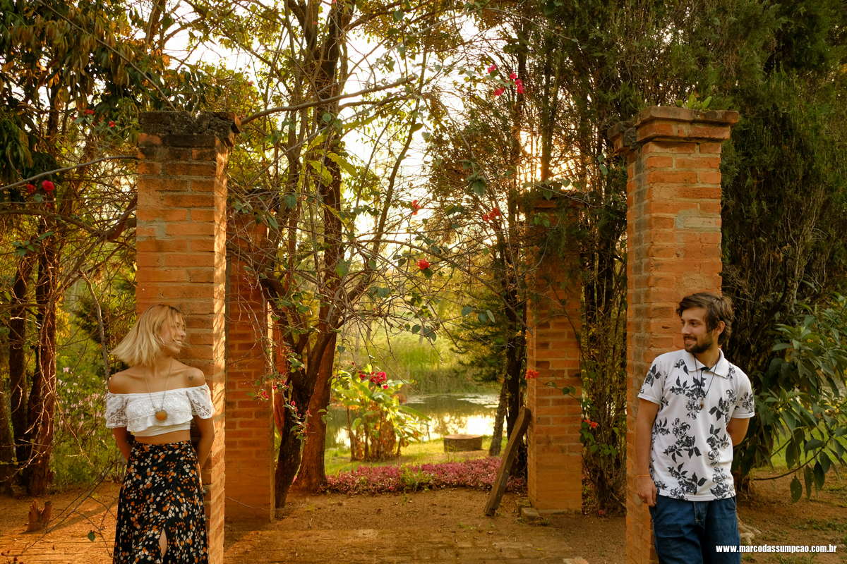 casal encostado em pilar durante ensaio de casal em indaiatuba