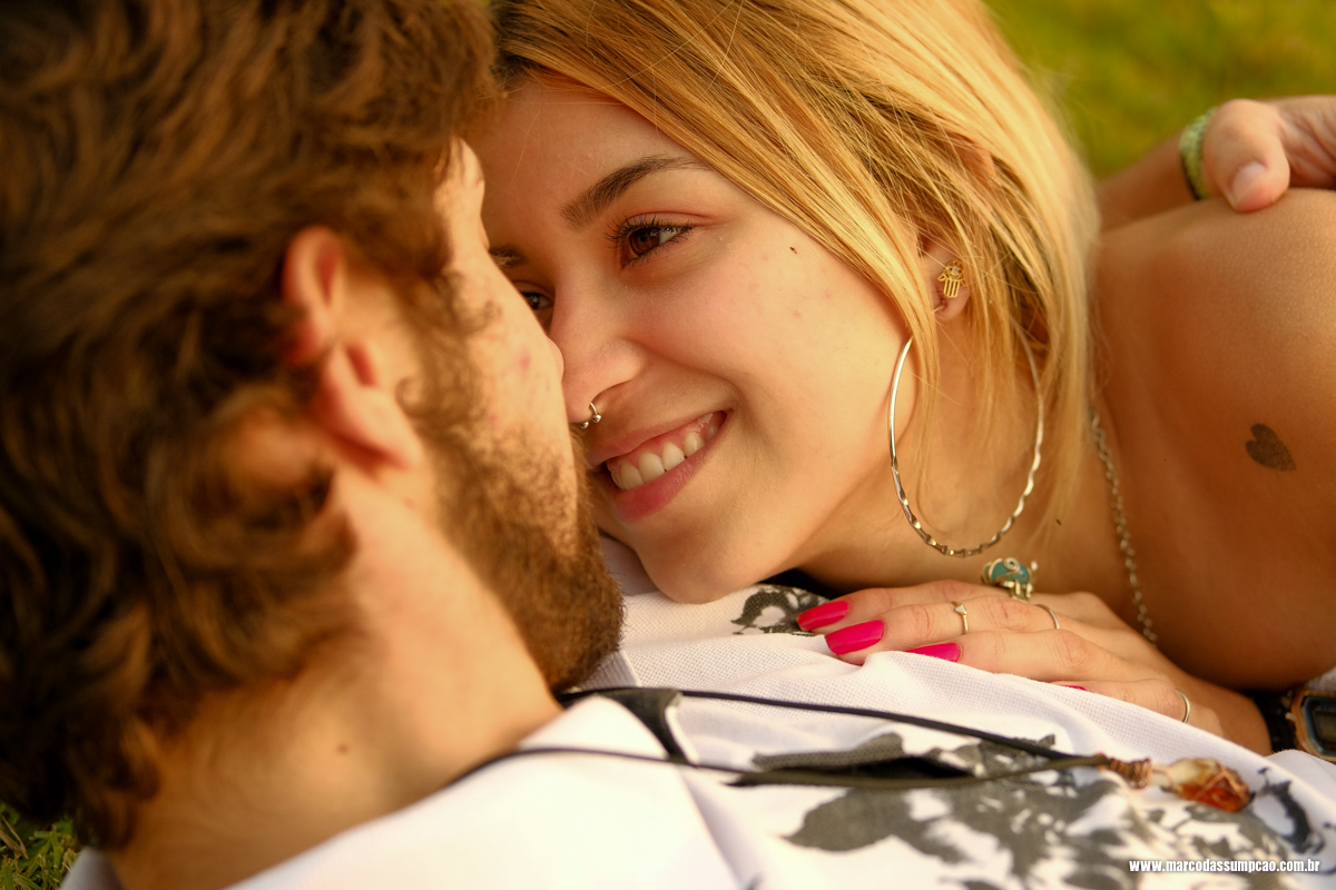 casal deitados no chao se olhando