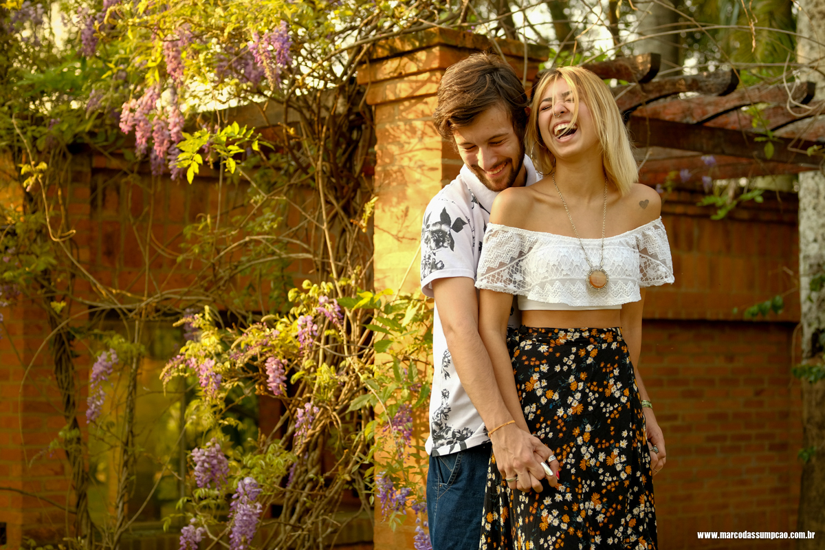 noivos sorrindo se abracando