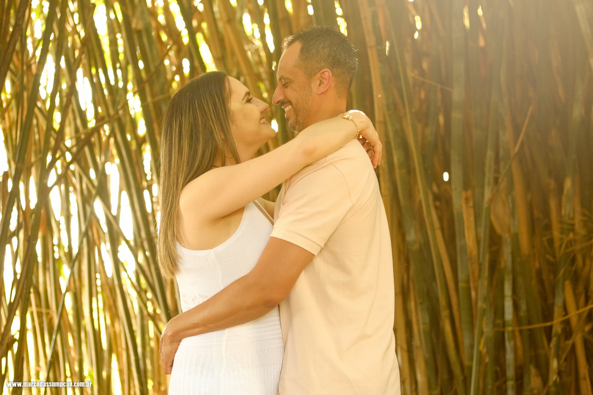 casal se abraçando em meio a bambuzal