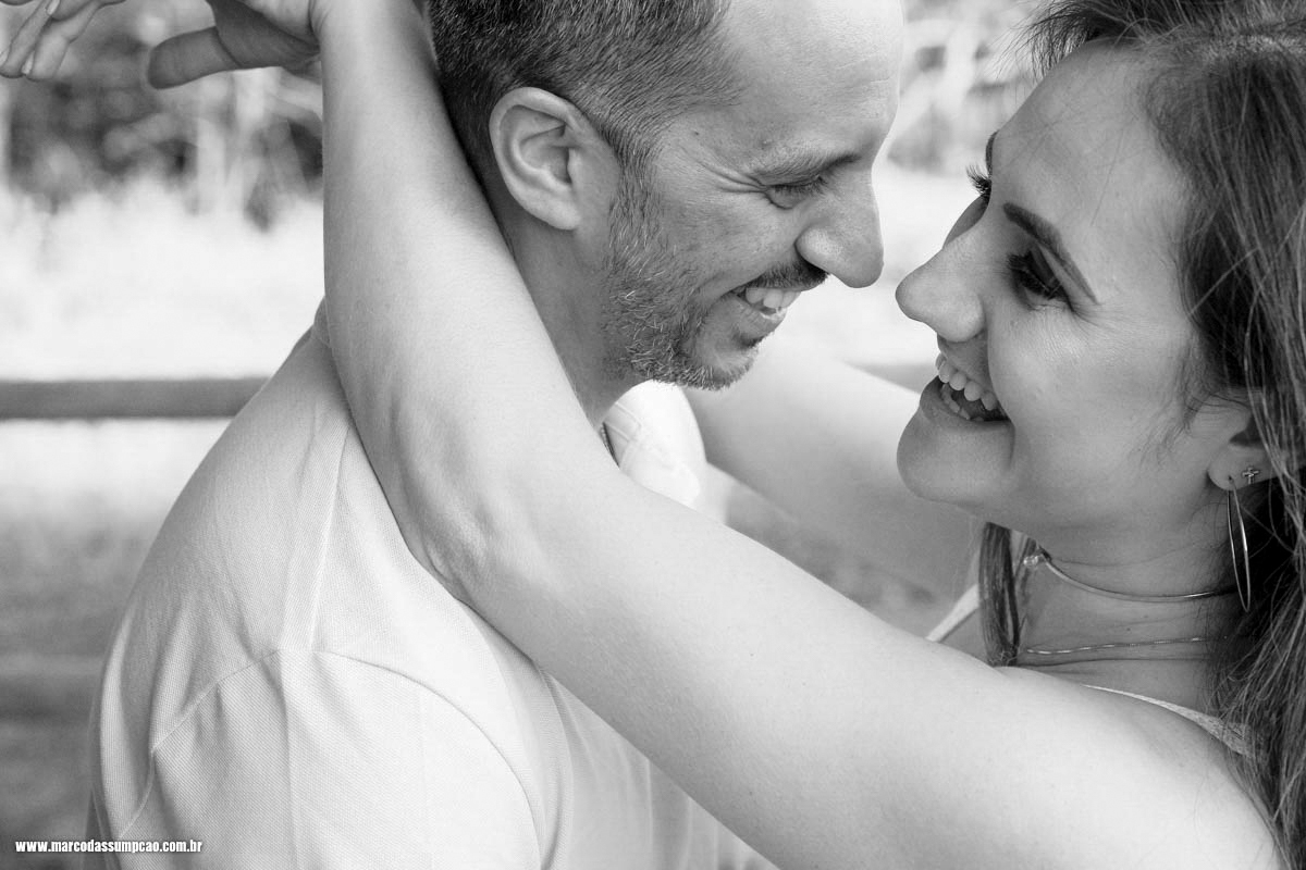 casal abracados brincando em foto preto e branco em fazenda