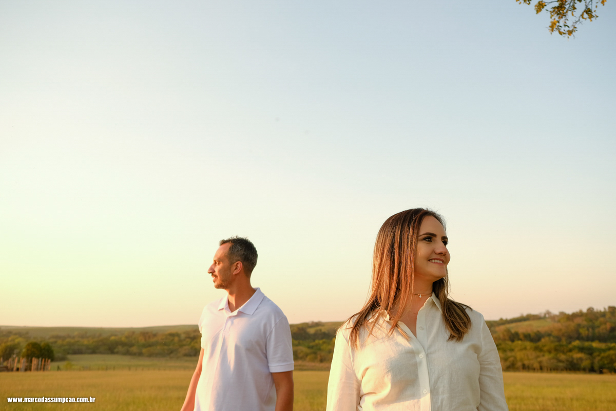 noivos brincando e olhando cada um para um lado