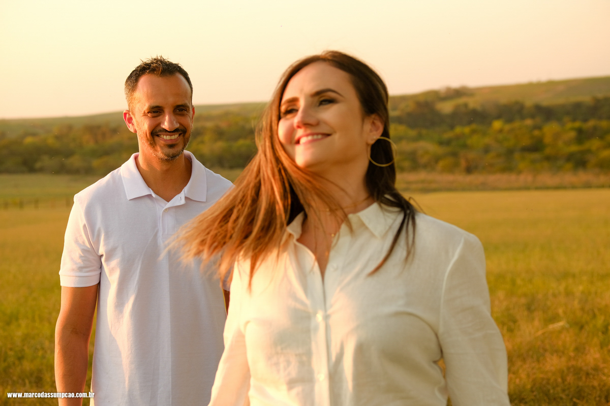 noivos sorrindo e a noiva balançando os cabelos