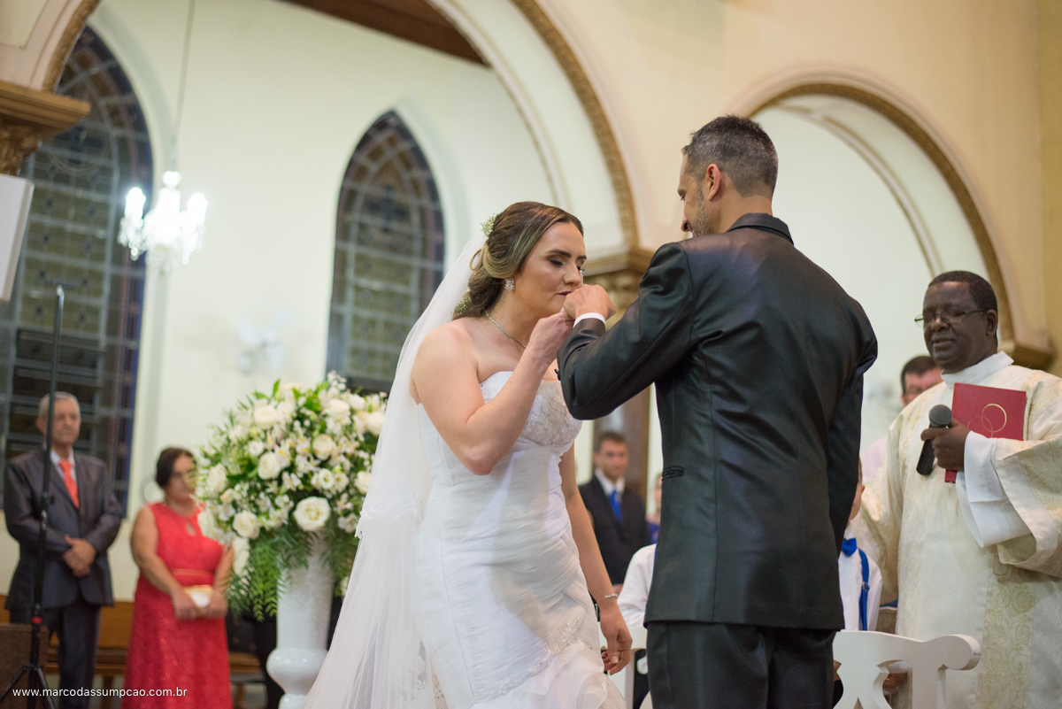 noiva beijando a mao do noivo