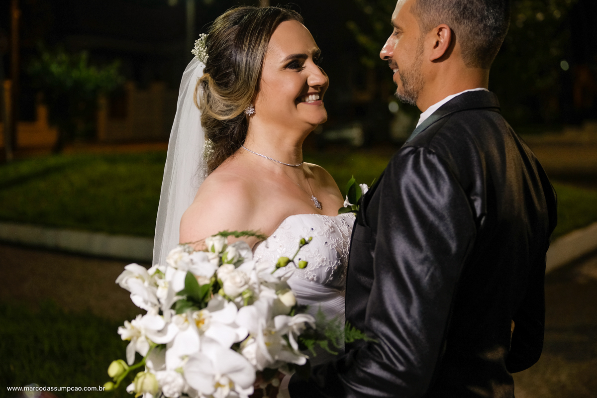 noivos sorrindo em frente a igreja