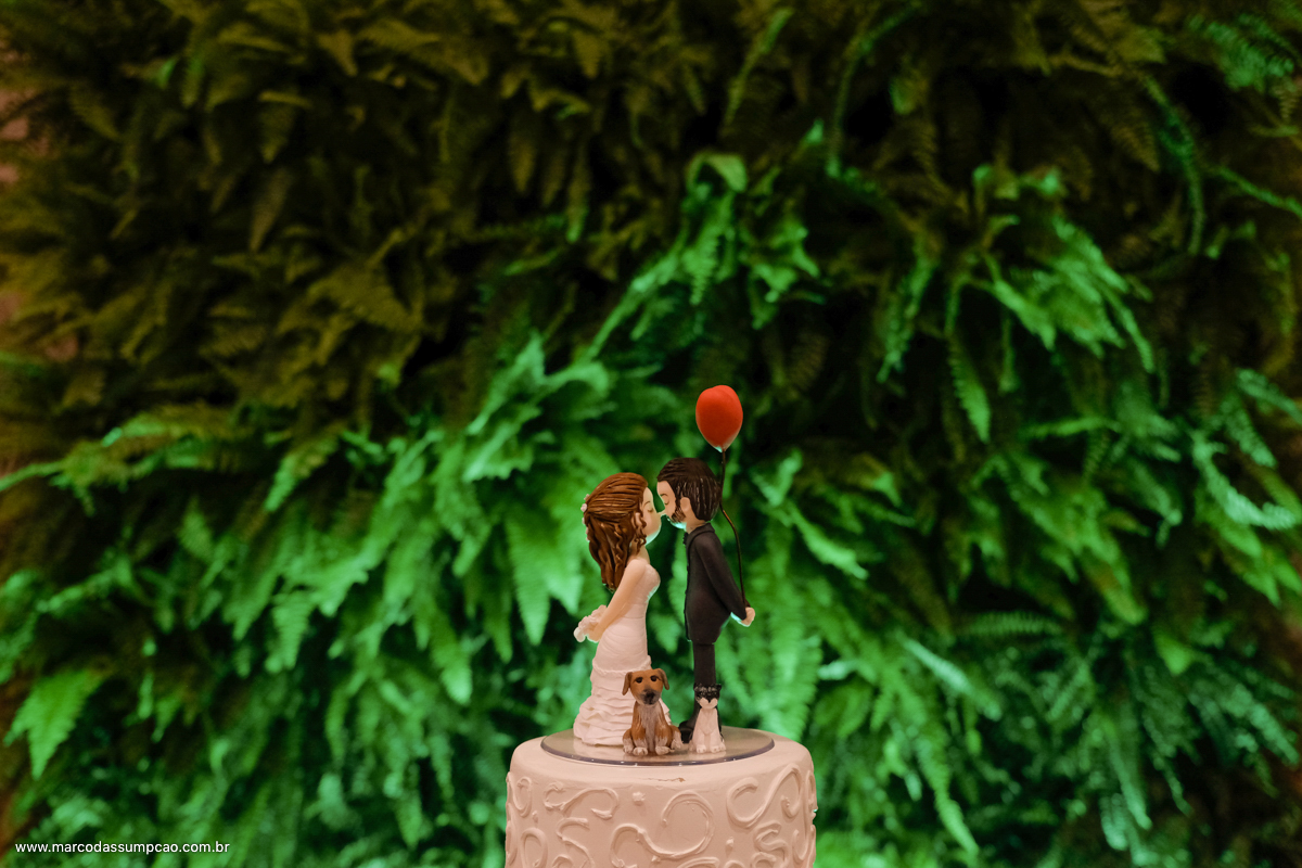 enfeite de bolo com plantas verdes ao fundo