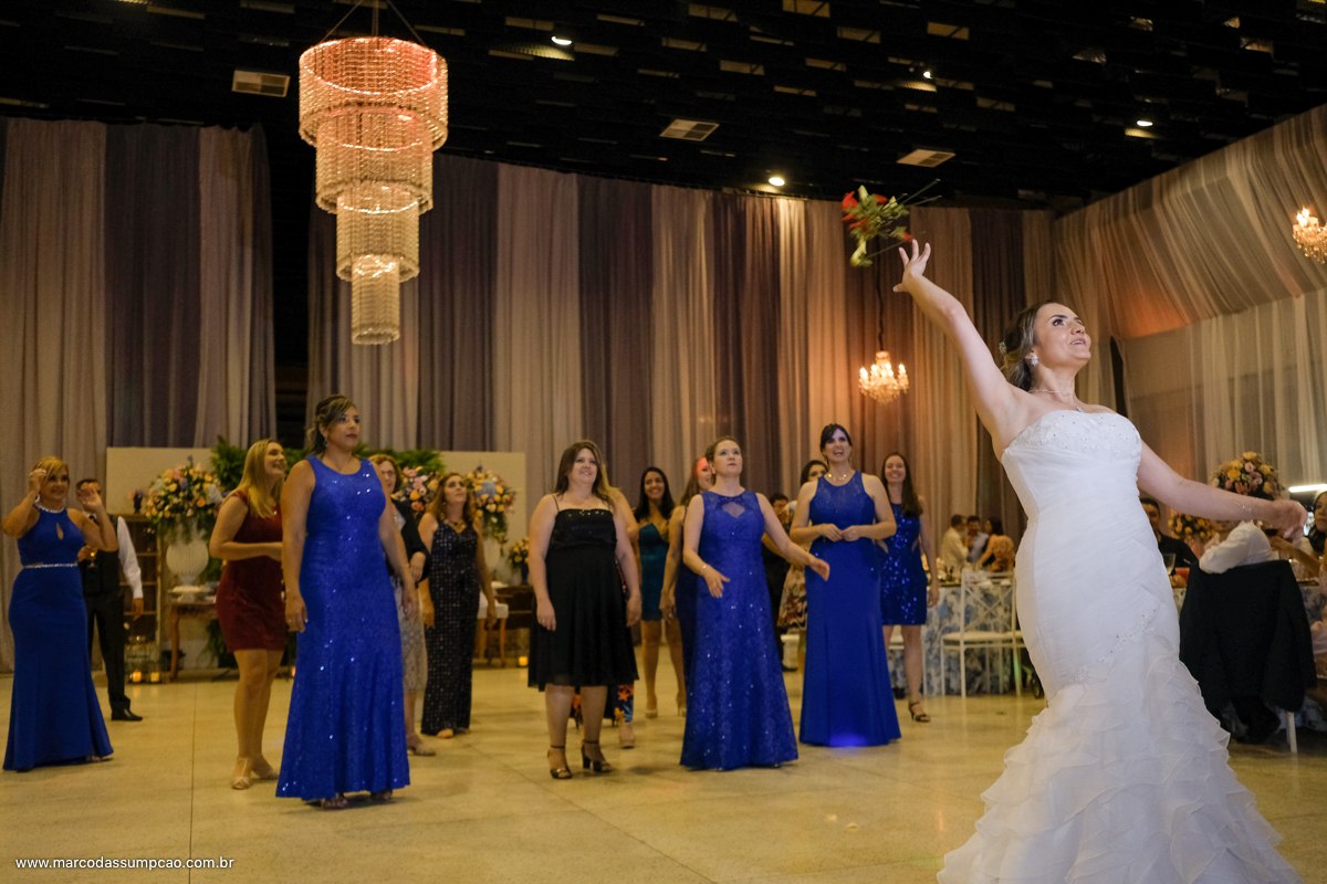 noiva jogando buque de pimenta