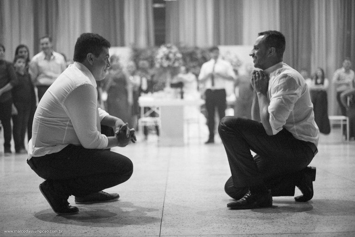 noivo e amigo agachados se olhando